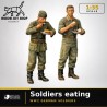 1:35 - WW2 Soldats allemands mangeant