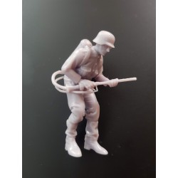 1:35 - WW2 German Soldier with Flamethrower