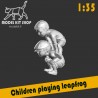 1:35 Serie - WW2 Child playing leapfrog