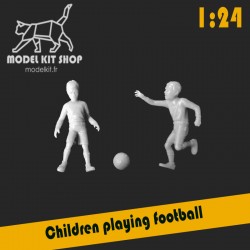 1:24 - Enfants jouant avec un ballon
