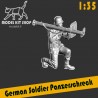 1:35 - WW2 Deutscher Soldat schießt mit einem Panzerschreck 1
