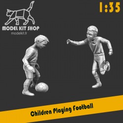 1:35 - WW2 Enfants jouant avec un ballon