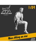1:24 - Hombre sentado en un coche