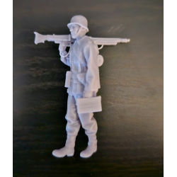 1:35 - WW2 German soldier carrying an MG42