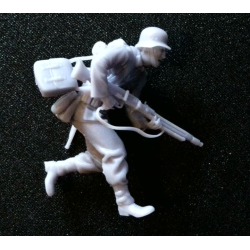 1:35 - WW2 German soldier running with an MG42