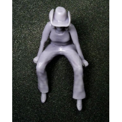 1:24 - Mujer americana sentada