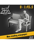 0 (1.43.5) - Hombre leyendo el periódico en un banco