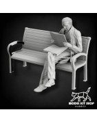 0 (1.43.5) - Hombre leyendo el periódico en un banco
