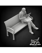 0 (1.43.5) - Hombre leyendo el periódico en un banco
