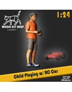 1:24 - Niño jugando con un coche de control remoto