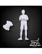 1:24 - Bambino che gioca con una macchina di controllo remoto