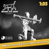 1:35 - WW2 Deutscher Soldat schießt mit einem Panzerschreck 1