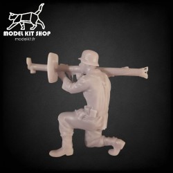 1:35 - WW2 Deutscher Soldat schießt mit einem Panzerschreck 1