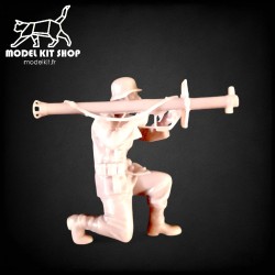 1:35 - WW2 Deutscher Soldat schießt mit einem Panzerschreck 1