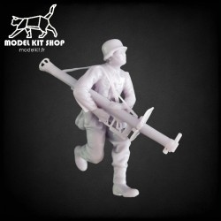 1:35 - WW2 Deutscher Soldat läuft mit einem Panzerschreck 1