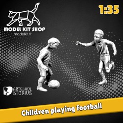 1:35 - WW2 Niños jugando con una pelota