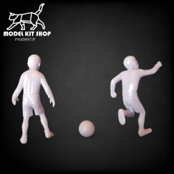 1:35 - WW2 Niños jugando con una pelota