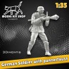 1:35 – Deutscher Soldat aus dem 2. 