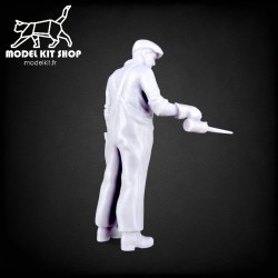 1:32 - Mechanic with oil burette