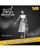 1:35 - Mujer llevando un cubo