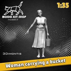 1:35 - Femme portant un seau