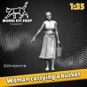 1:35 - Femme portant un seau