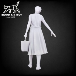 1:35 - Femme portant un seau
