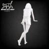 1:24 - Femme s'appuyant sur une voiture - Modelkit.fr