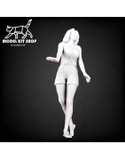 1:24 - Donna che riposa su una macchina