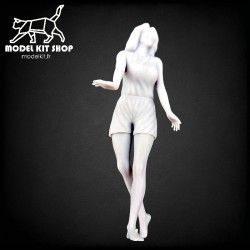 1:24 - Femme s'appuyant sur une voiture - Modelkit.fr