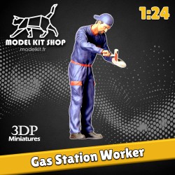 1:24 - Lavoratore della stazione di servizio