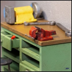 0 (1:43.5) - Etau d'établi - Modelkit.fr