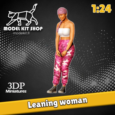 1:24 - Femme s'appuyant sur une voiture - Modelkit.fr