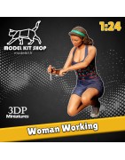 1:24 - Femme travaillant sur une voiture - Modelkit.fr
