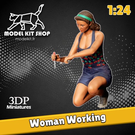 1:24 - Femme travaillant sur une voiture - Modelkit.fr