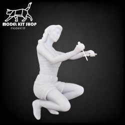 1:24 - Femme travaillant sur une voiture - Modelkit.fr