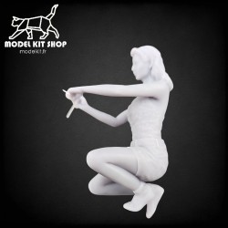 1:24 - Femme travaillant sur une voiture - Modelkit.fr