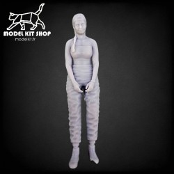 1:24 - Femme s'appuyant sur une voiture - Modelkit.fr