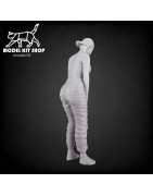 1:24 - Femme s'appuyant sur une voiture - Modelkit.fr