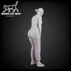 1:24 - Donna che si basa su una macchina