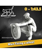 0 (1: 43.5) - Mann, der ein Rad repariert