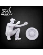 0 (1:43.5) - Homme fixant une roue - Modelkit.fr