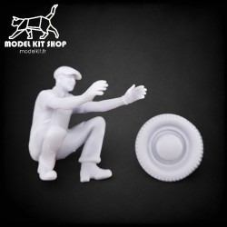 0 (1:43.5) - Homme fixant une roue - Modelkit.fr