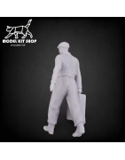 0 (1:43.5) - Homme portant un jerrycan - Modelkit.fr