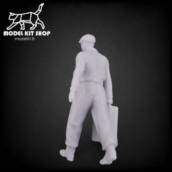 0 (1: 43.5) - Hombre con un jerrycan