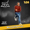 1:24 - Homme assis contre une voiture - Modelkit.fr
