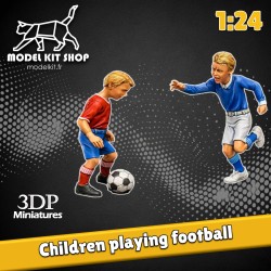 1:24 - Kinder spielen mit einem Ball