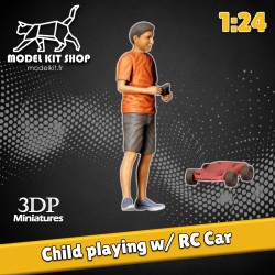 1:24 - Bambino che gioca con una macchina di controllo remoto