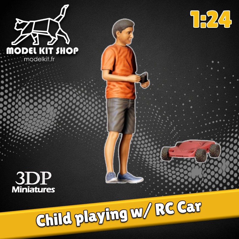 1:24 - Niño jugando con un coche de control remoto