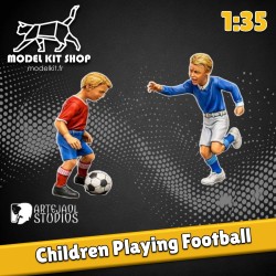 1:35 - Niños jugando al fútbol